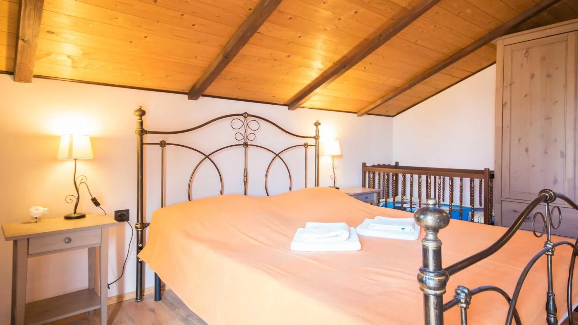 Dom wakacyjny Villa Loreta, A Beautiful And Cozy Villa Minutes Away From The Sea Raša
