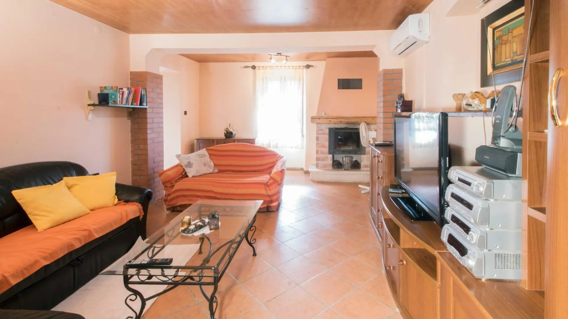 Villa Loreta, A Beautiful And Cozy Villa Minutes Away From The Sea Raša 0*,